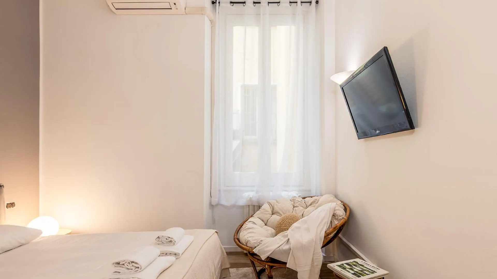 Elegant And Stylish Design Apartments In Brera Near The Metro Mediolan Włochy
