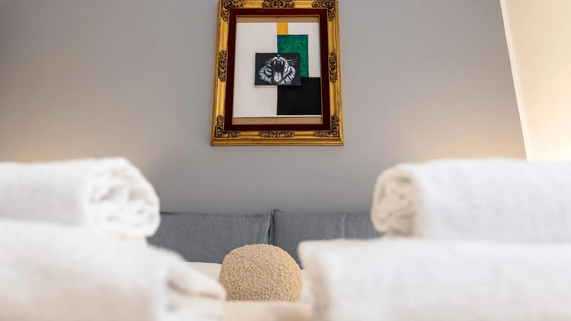 Elegant And Stylish Design Apartments In Brera Near The Metro Mediolan