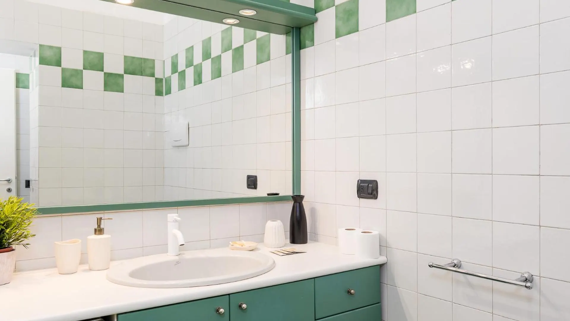 Elegant And Stylish Design Apartments In Brera Near The Metro Mediolan