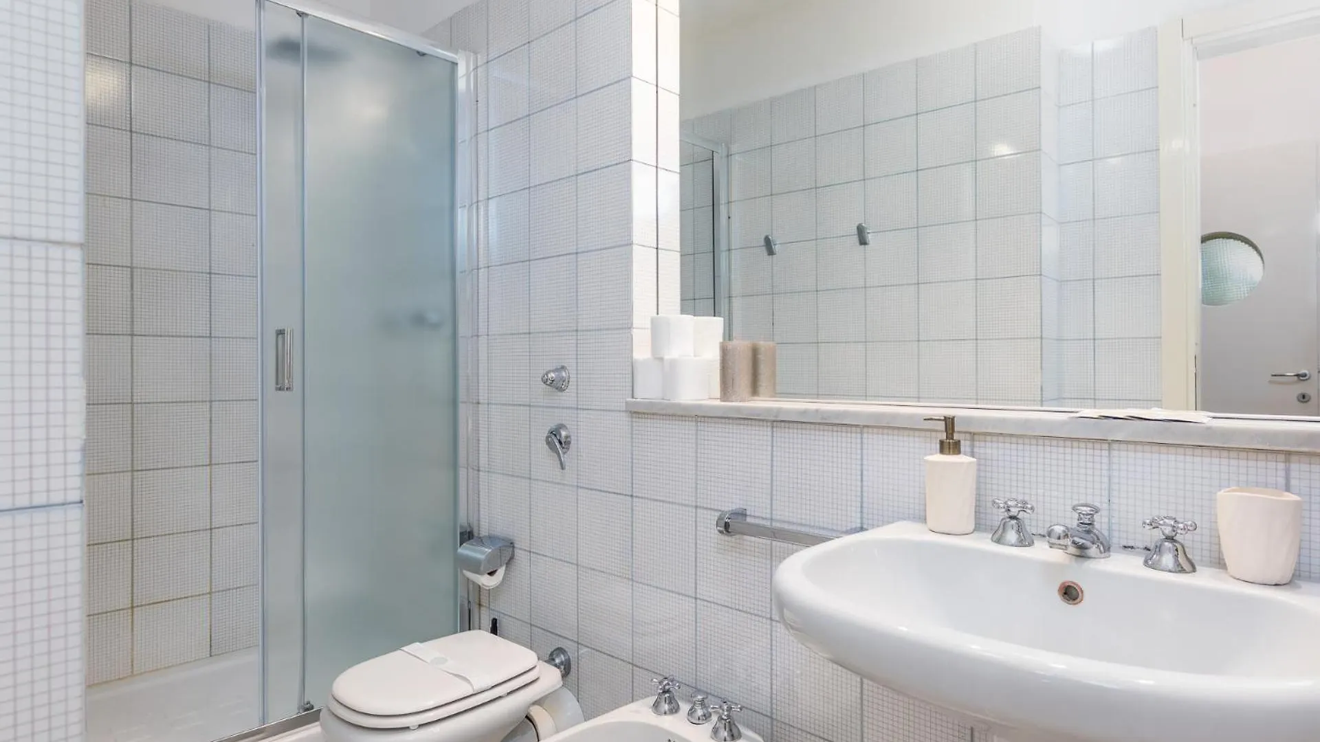 Elegant And Stylish Design Apartments In Brera Near The Metro Mediolan